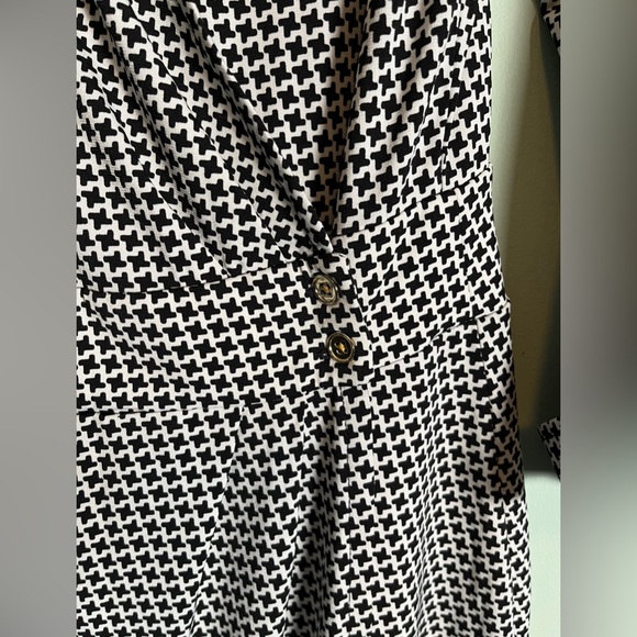Jones New York - Black & White. Houndstooth Pattern. Jersey Wrap Dress. - Picture 3 of 9